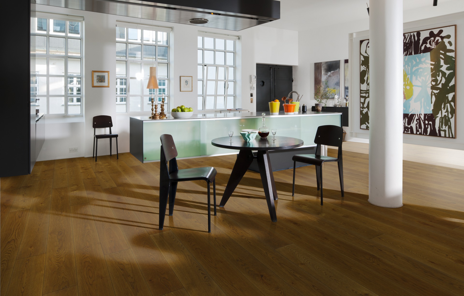 Паркетная доска Kahrs Новая классика Дуб Янтарь Nouveau Rich 151N8AEKQ1KW240 Lively 2420×187×15 фото в интерьере